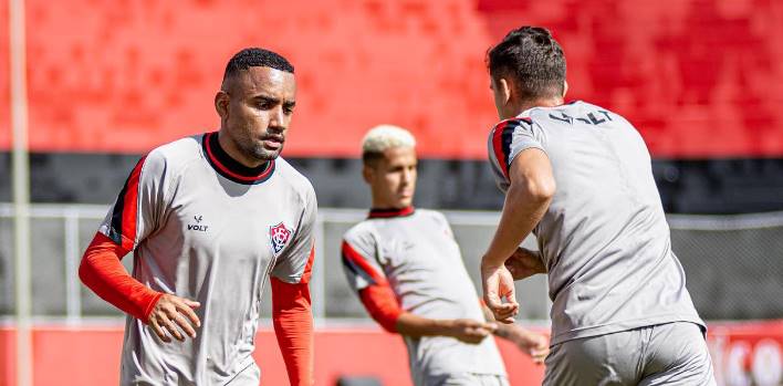 jogadores do vitoria treinando