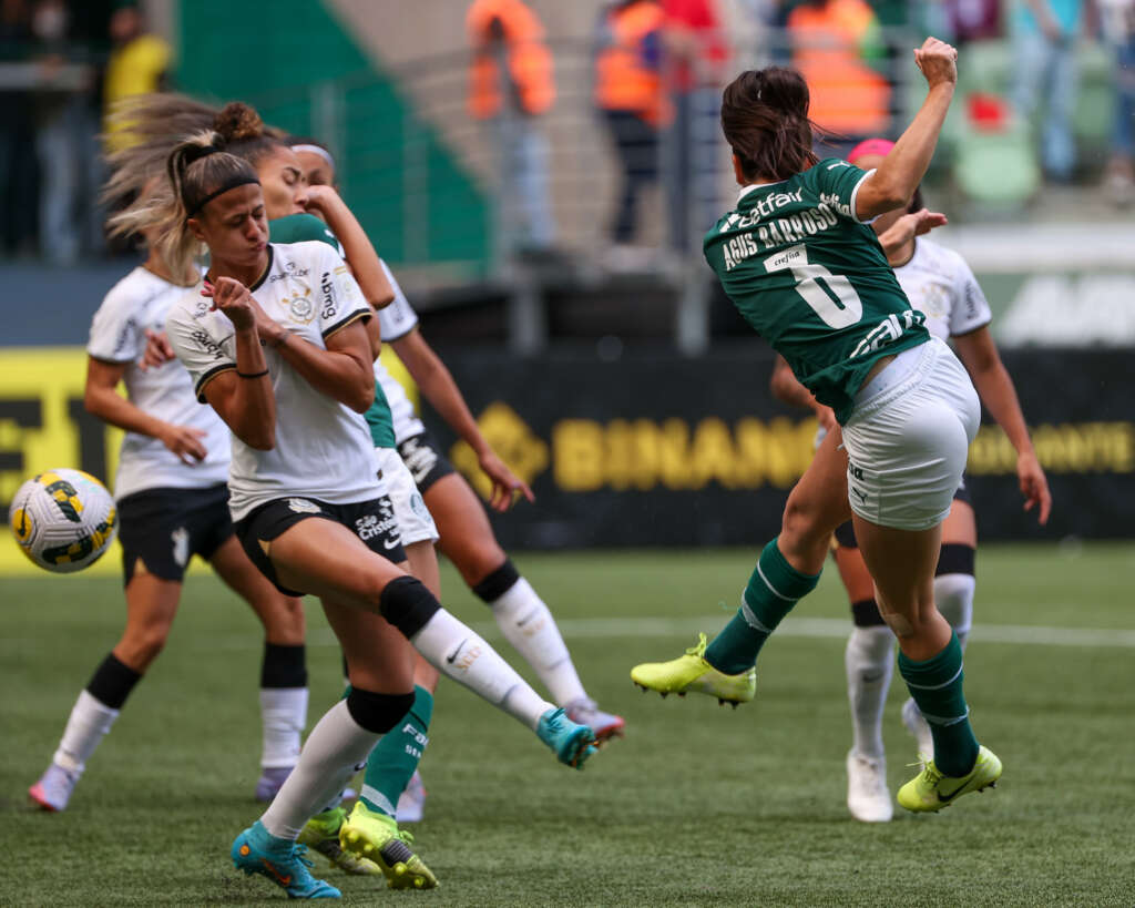 BRASILEIRO FEMININO: Palmeiras bate Corinthians e dispara na ponta