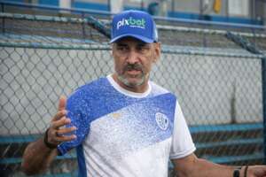 Série C: Vinicius Eutrópio estreia e pede atitude ao elenco do Confiança