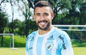 Agora adversário, sobrevivente da tragédia aérea reencontra Chapecoense