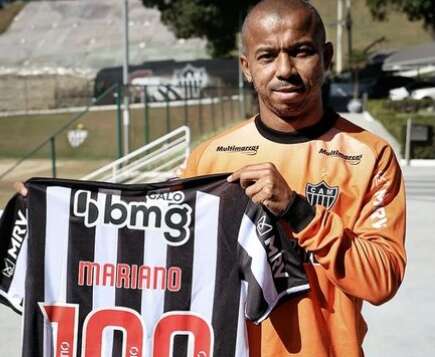 Mariano recebendo homenagem do Atlético-MG por 100 partidas jogadas