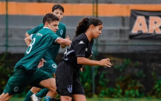 Giovanna, atleta de 13 anos do Botafogo.