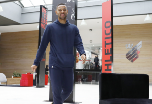 De férias e sem ser convocado, Renan Lodi visita time do Brasileirão