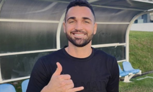 Ídolo do Bahia, ex-atacante do São Paulo visita clube em passagem por Salvador