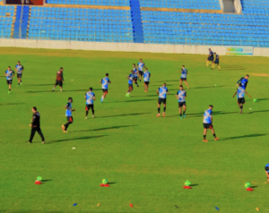 Torcedor tenta acertar ‘bandeirinha’ com cerveja em jogo da Série D