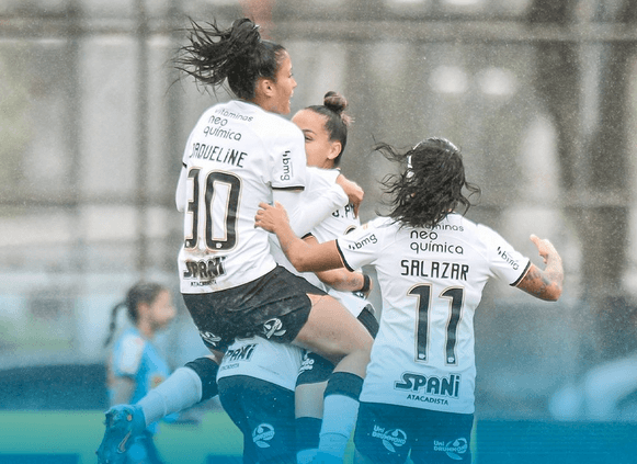 BRASILEIRÃO FEMININO: Corinthians bate Flamengo com gol no fim; Internacional assume a ponta