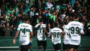 Brasileirão: Meia do Coritiba completa 10 anos de estreia no clube