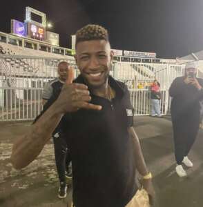 De férias, lateral da Seleção assiste jogo da Ponte Preta na Série B