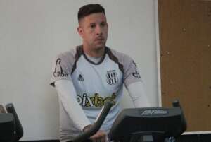 Jogadores da Ponte Preta aparecem com cara de poucos amigos em reapresentação. FOTOS!