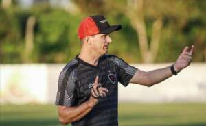 Série C: Remo tenta tirar técnico de rival direto do G8