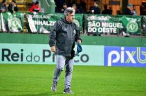 Série B: Gilson Kleina lamenta derrota da Chapecoense: 'Vacilamos em casa de novo'