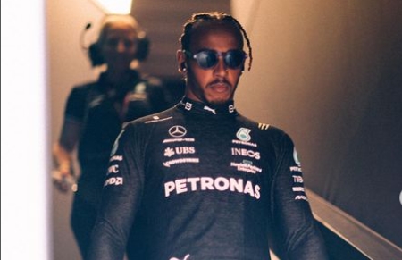 O piloto de corrida, Lewis Hamilton reclama do carro da Mercedes