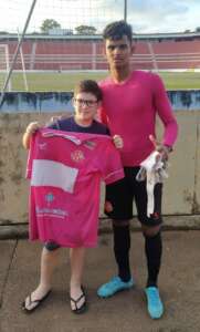 Segundona: Torcedor de 12 anos se emociona ao ganhar camisa do goleiro Cristiano do América-SP