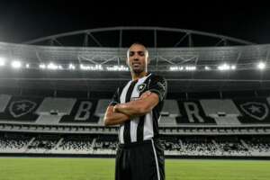 Botafogo contrata lateral vindo da elite do Inglês