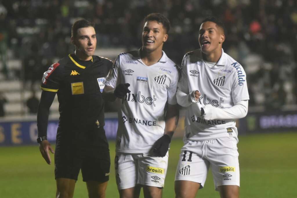 Marcos Leonardo festeja gol e vitória merecida do Santos após ‘briga’ para entrar