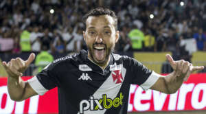 Vasco confirma saída e Nenê promete voltar em 2024 com função fora dos gramados