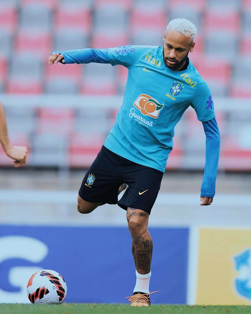 Neymar deixa treino mais cedo após sofrer pisão e vira dúvida na seleção