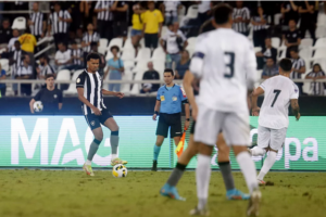 Lateral europeu deixa Botafogo para voltar ao futebol inglês