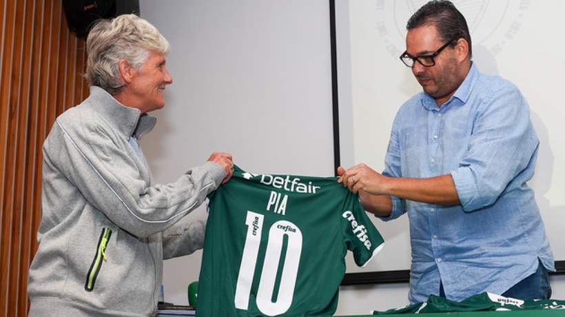 Abel Ferreira presenteia Pia Sundhage em visita ao Palmeiras