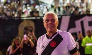 Maior ídolo do Vasco, Roberto Dinamite aparece debilitado, mas filho tranquiliza: 'Está bem'