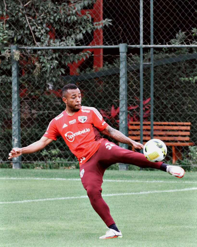 São Paulo tentará fazer frente ao líder Palmeiras no Morumbi com nove desfalques
