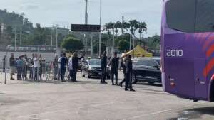 Vasco chega ao Maracanã em carros particulares após problema com ônibus do clube