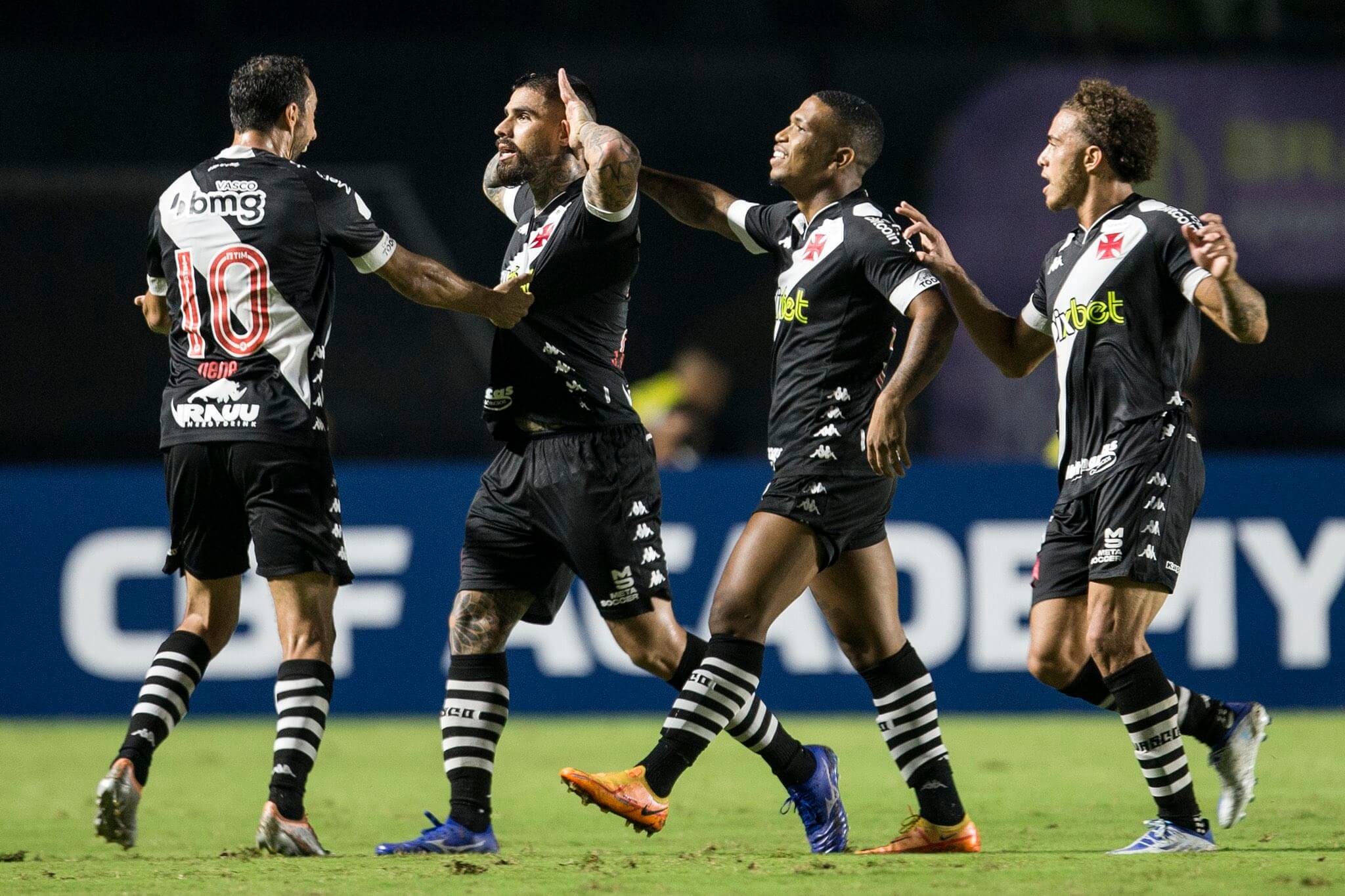 Vasco bate Operario e cola no Cruzeiro1