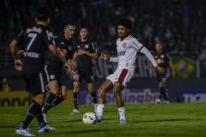BRASILEIRÃO: Flamengo cai em Bragança, Flu vence o Galo e Furacão é vice-líder