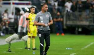 Após irritação com Roni, Vítor Pereira pede paciência com garotos do Corinthians