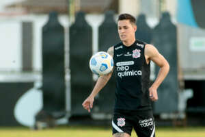 Corinthians busca dois reforços fora do Brasil e mira centroavante