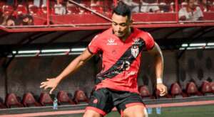 Destaque na vitória do Atlético-GO, Airton foca clássico com o Goiás