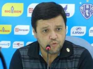 Série C: Ex-presidente do Paysandu presenteia menina que perdeu boneca durante jogo