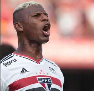 Copa do Brasil: Zagueiro do São Paulo sai de campo lesionado e preocupa