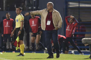 Torcedor do Cerro Porteño é flagrado imitando macaco em direção aos palmeirenses