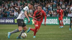 Fralda arremessada em campo é registrada em súmula do Clássico Atletiba