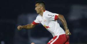 Volante chama a responsabilidade no Red Bull Bragantino e blinda técnico