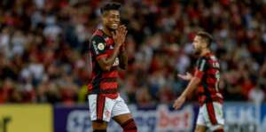 Bruno Henrique vai operar o joelho e pode ficar fora do Flamengo por até um ano