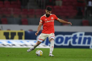 De saída do Inter, zagueiro será inscrito pelo Corinthians na Libertadores