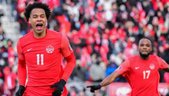 Jogador do Canadá comemorando gol