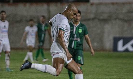 Série C: Zagueiro do Manaus celebra gol em vitória fora de casa 2 claudinho chutando bola
