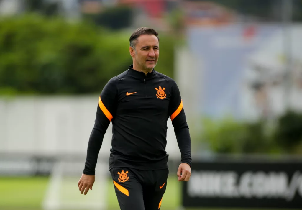 Condição do elenco do Corinthians preocupa Vítor Pereira para jogo contra o Boca 2 corinthians