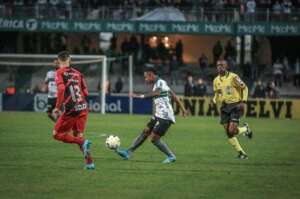 Coritiba vai reclamar na CBF de árbitro do Athletiba