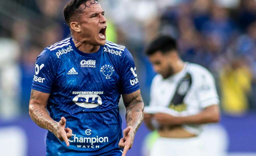 Coritiba avança para acertar com atacante Edu, do Cruzeiro