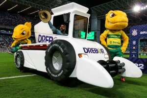 Veja a colheitadeira do Cuiabá sendo utilizado como carro-maca