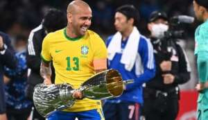 Daniel Alves se diz 'velho e desacreditado', mas não desiste de encontrar novo time