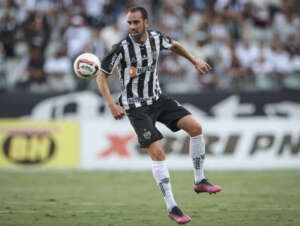 Na mira do Vélez, zagueiro indica saída do Atlético-MG