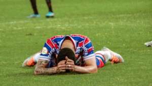 Torcida do Fortaleza protesta e treinador diz confiar no elenco