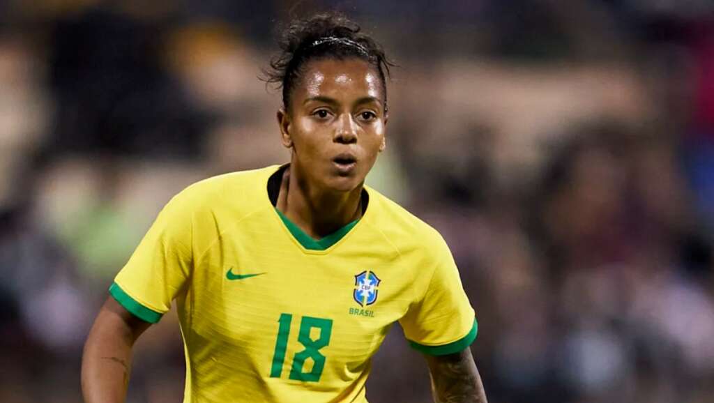 Destaque da seleção brasileira, artilheira é contratada pelo Barcelona