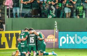 Artilheiro do Goiás comemora vitória e divide méritos