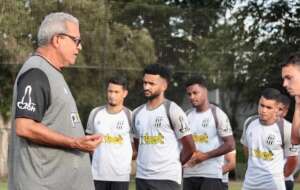 Pressionado, treinador define elenco da Ponte: 